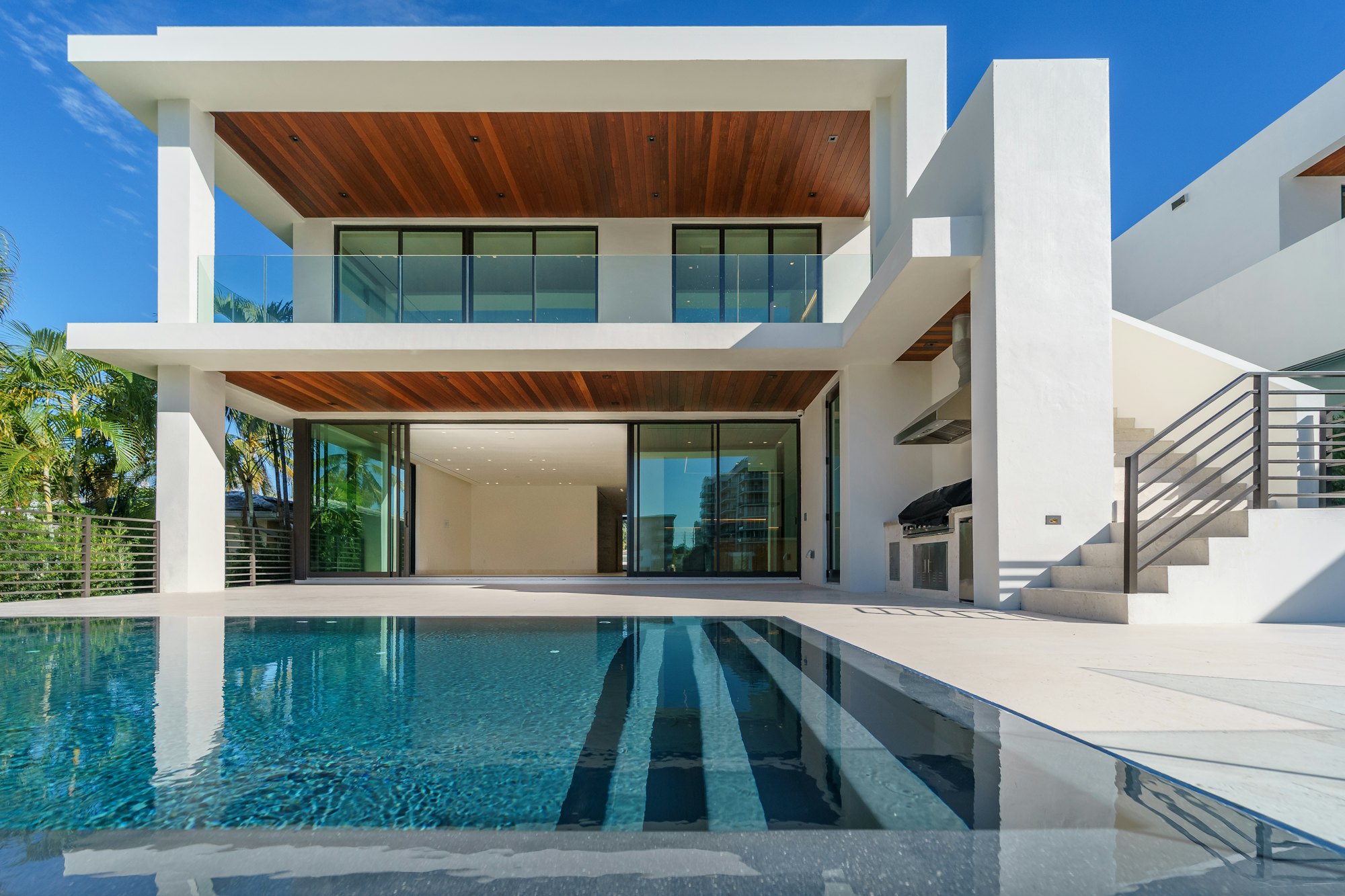 Villa mediterránea de lujo con piscina infinita al atardecer